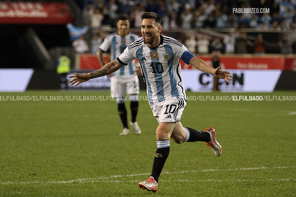Con la cabeza en Qatar: Argentina volvió a golear con un doblete de Messi